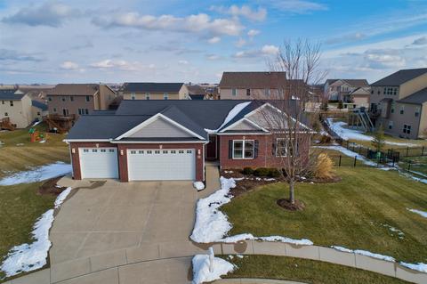 4 Kerry Hall Ct, Bloomington, IL 61705 photo 2