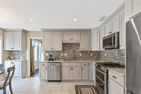 722 Braintree Ln, Bartlett, IL 60103 photo 9