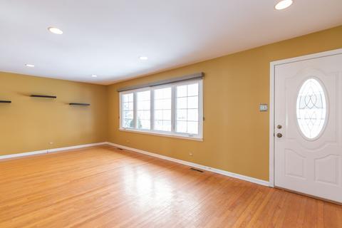 821 Forest Ct, Bartlett, IL 60103 photo 3