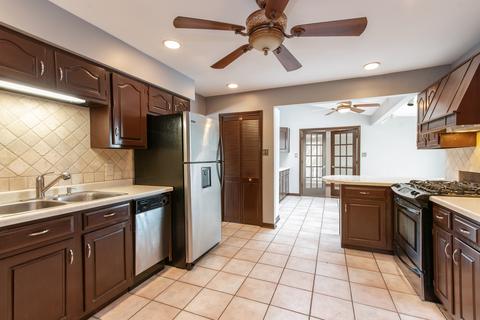 821 Forest Ct, Bartlett, IL 60103 photo 9