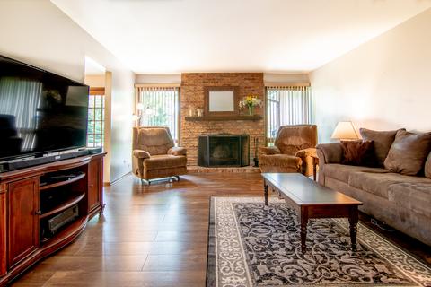 5936 Bentley Ave, Willowbrook, IL 60527 photo 4