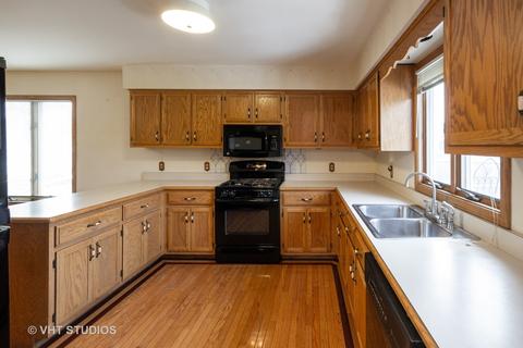 213 Deerhaven Dr, Minooka, IL 60447 photo 2