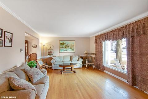 1110 Juniper Ln, Mount Prospect, IL 60056 photo 3