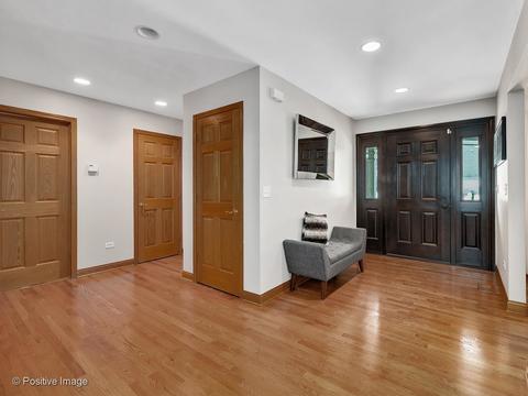 6801 Caitlin Ct, Willowbrook, IL 60527 photo 2