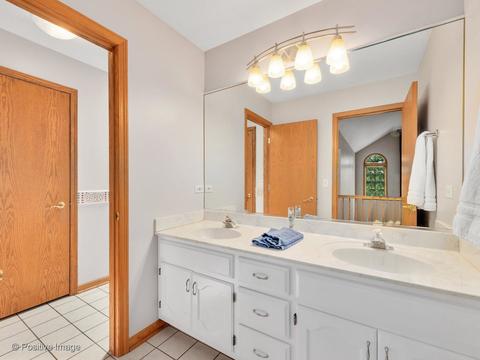 6801 Caitlin Ct, Willowbrook, IL 60527 photo 17