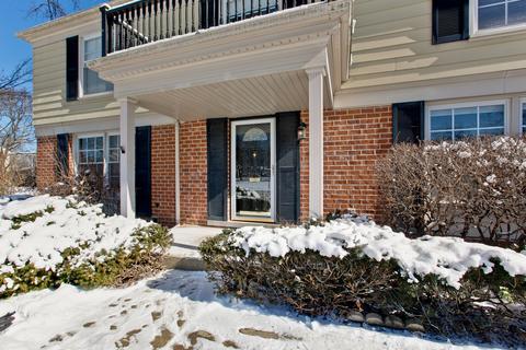 235 Coachmaker Dr, Northbrook, IL 60062 photo 3