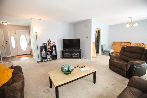 5 Joslyn Dr, Elgin, IL 60120 photo 4