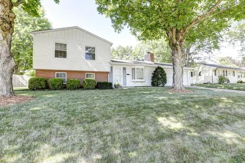 209 Hillside Ln, Bloomington, IL 61701 photo 2