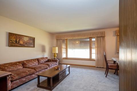 1975 Maple St, Des Plaines, IL 60018 photo 5