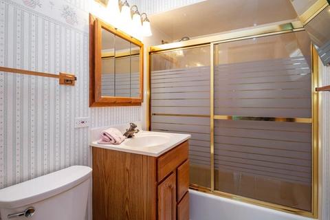 1975 Maple St, Des Plaines, IL 60018 photo 8