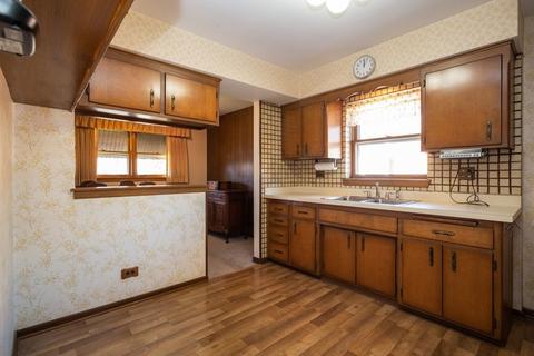 1975 Maple St, Des Plaines, IL 60018 photo 3