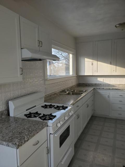 621 W Ringold St, Freeport, IL 61032 photo 6