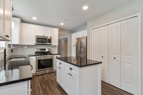 995 Freeman Rd, Hoffman Estates, IL 60192 photo 2