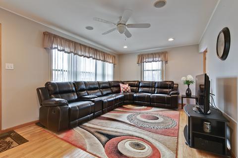 2402 Fremont St, Rolling Meadows, IL 60008 photo 3