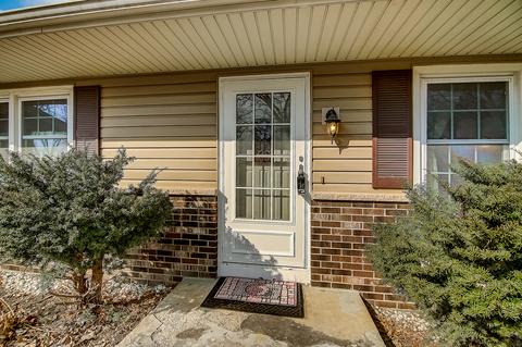 35 Lockman Cir, Elgin, IL 60123 photo 4