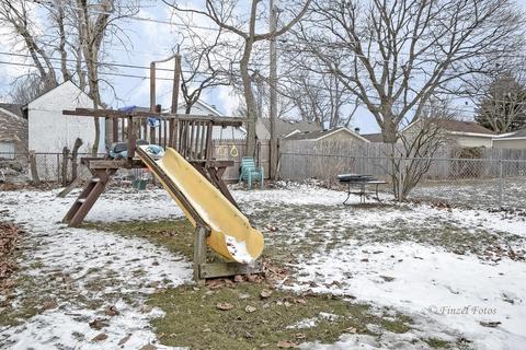 592 Oakhill Rd, Elgin, IL 60120 photo 4