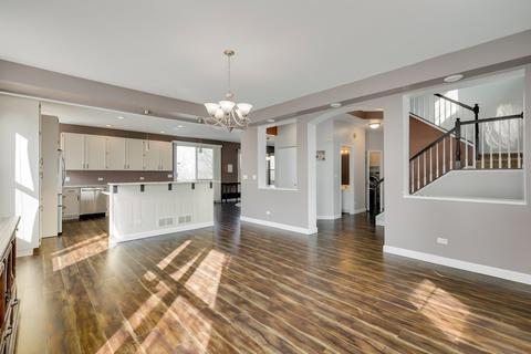 824 Red Barn Ln, Elgin, IL 60124 photo 2