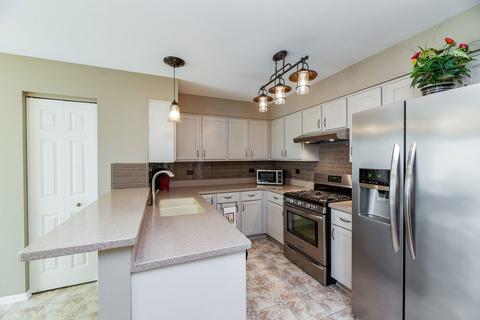 2435 Dickens Dr, Aurora, IL 60503 photo 4