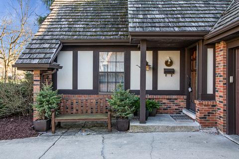 914 N Main St, Wheaton, IL 60187 photo 2