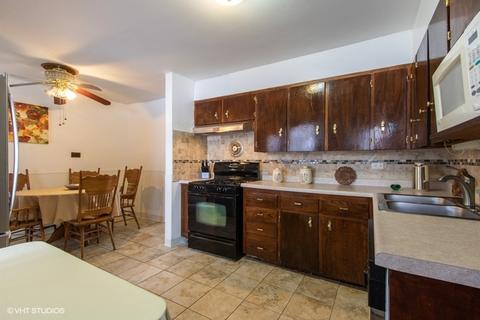 180 Pleasant St, Hoffman Estates, IL 60169 photo 5