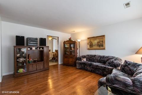 180 Pleasant St, Hoffman Estates, IL 60169 photo 2