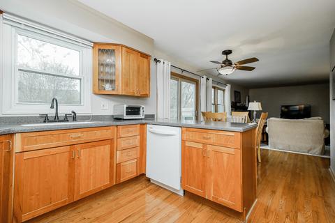 2335 Richmond Dr, Wheaton, IL 60189 photo 9