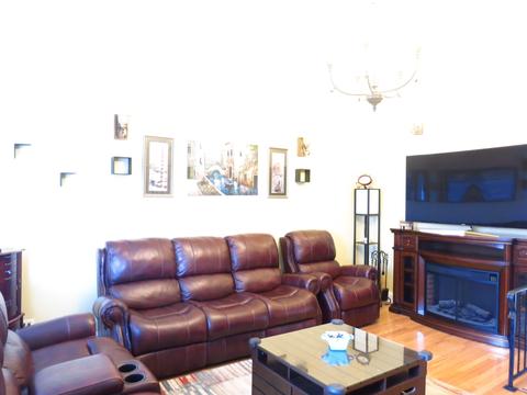 8809 Robin Dr, Des Plaines, IL 60016 photo 4