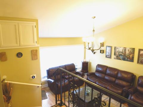 8809 Robin Dr, Des Plaines, IL 60016 photo 5