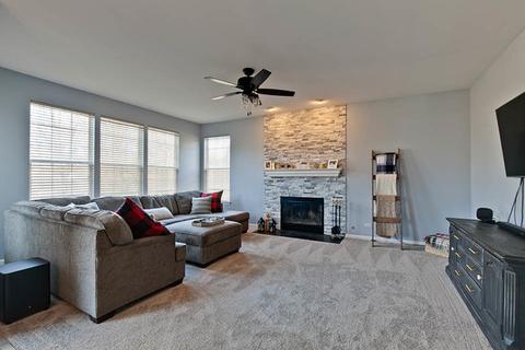 2630 Constitution Dr, Lindenhurst, IL 60046 photo 7