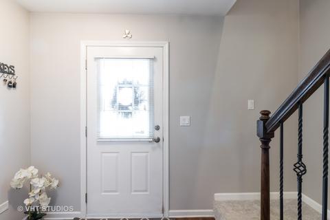 970 Old Oak Cir, Algonquin, IL 60102 photo 2