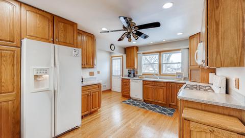 770 Suffolk Ct, Hoffman Estates, IL 60192 photo 4