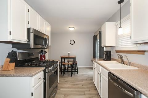 900 Perry Dr, Algonquin, IL 60102 photo 8