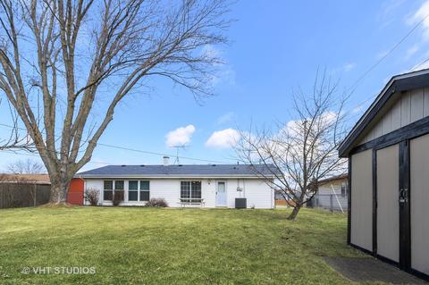 765 Cambridge Ln, Hoffman Estates, IL 60169 photo 2