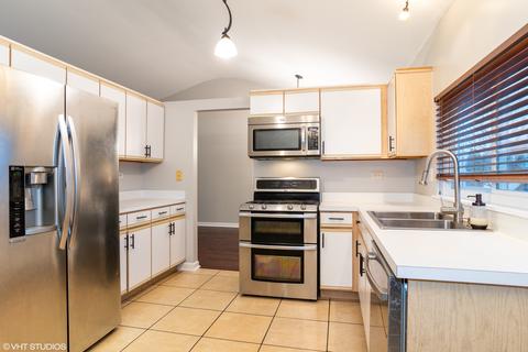 1950 Gleneagle Cir, Elgin, IL 60123 photo 2