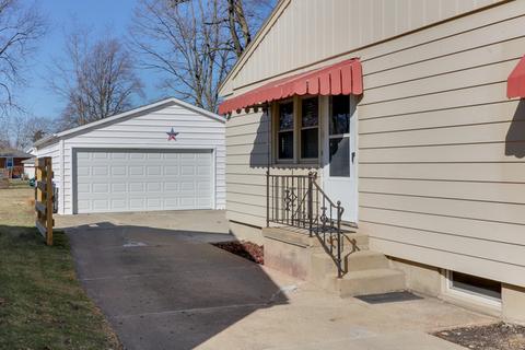 605 Mcgregor St, Bloomington, IL 61701 photo 2