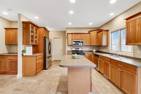 3604 Matthew Dr, Bloomington, IL 61704 photo 2