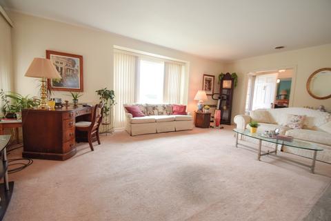 725 Laurel Ave, Des Plaines, IL 60016 photo 6