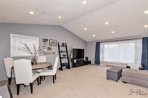 917 Valley Stream Dr, Wheeling, IL 60090 photo 2