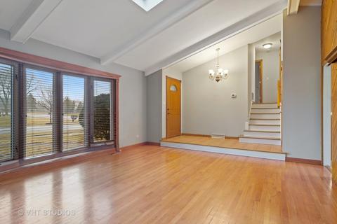 535 N Castle Rd, Addison, IL 60101 photo 2