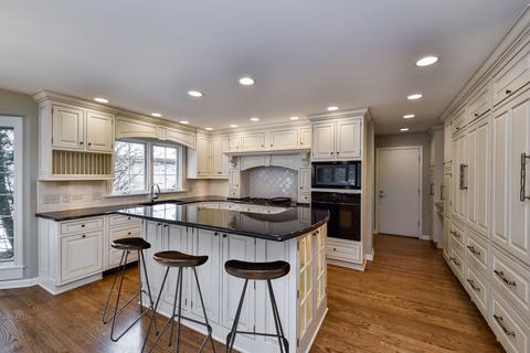 1200 Midwest Ln, Wheaton, IL 60189 photo 3