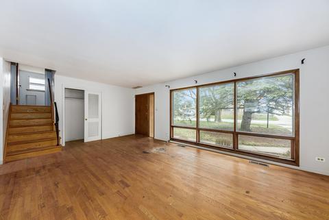914 S Owen St, Mount Prospect, IL 60056 photo 2
