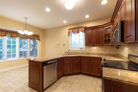 100 E Knighton Pl, Elmhurst, IL 60126 photo 6