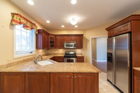 100 E Knighton Pl, Elmhurst, IL 60126 photo 8
