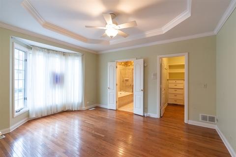 100 E Knighton Pl, Elmhurst, IL 60126 photo 10