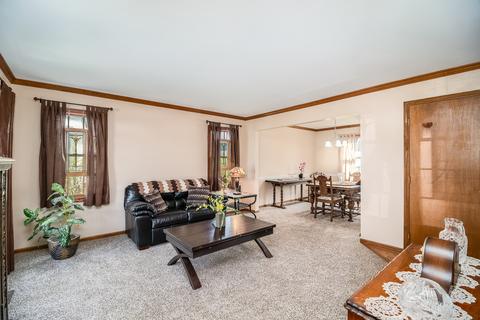 978 Westgate Dr, Aurora, IL 60506 photo 2