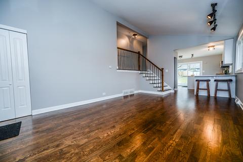 318 E Maple Ave, Roselle, IL 60172 photo 2
