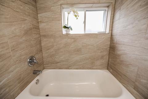 318 E Maple Ave, Roselle, IL 60172 photo 31