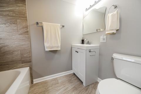318 E Maple Ave, Roselle, IL 60172 photo 32