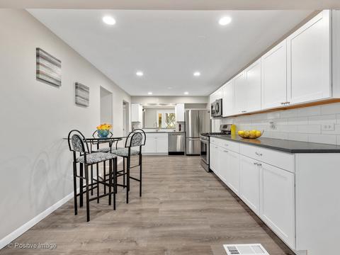 540 Milton Ln, Hoffman Estates, IL 60169 photo 5