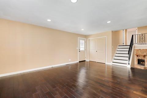 705 Devonshire Dr, Des Plaines, IL 60018 photo 2